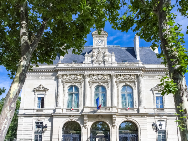 Bâtiment institutionnel représentant les collectivités territoriales