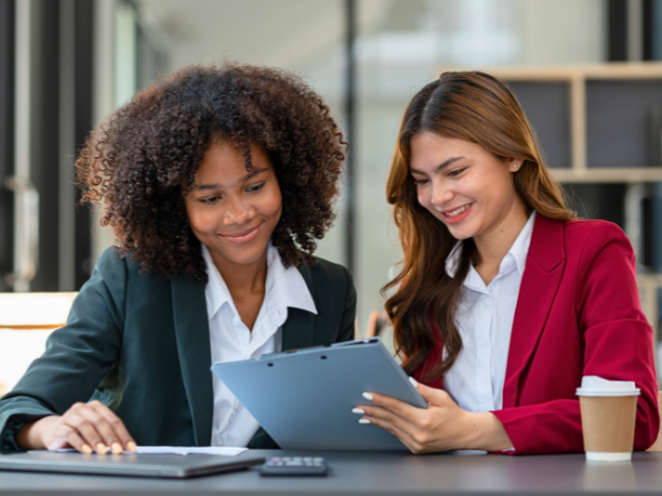 Deux collaboratrices planifiant les horaires et les remplacements sur tablette, illustrant l’organisation des plannings et la gestion des remplacements avec le logiciel Incovar.