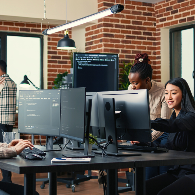 Des techniciens informatiques travaillent sur le déploiement et l'administration d'un logiciel de gestion des temps et des activités.