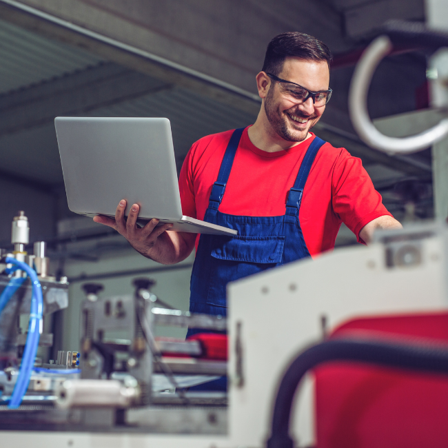 Un technicien de maintenance consulte les données d'intervention sur son ordinateur portable depuis le terrain, grâce à Incoservice, le logiciel de gestion des interventions et de la maintenance d'Incotec.