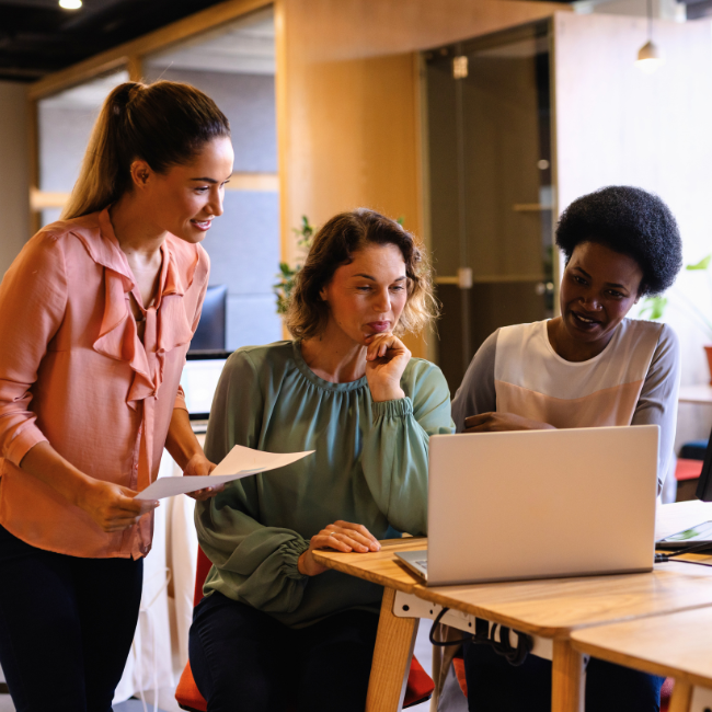 Des professionnelles RH échangent autour de données de gestion des temps et des activités sur un ordinateur portable.