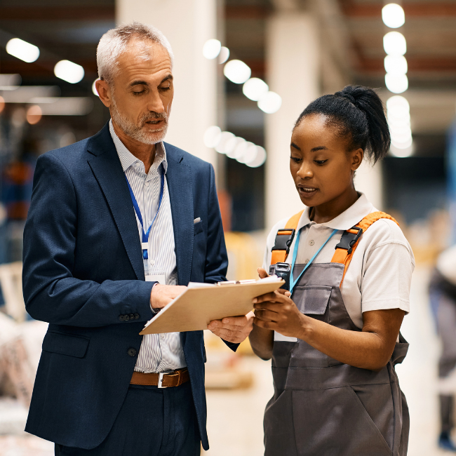 Un responsable RH échange avec une collaboratrice terrain sur le suivi des activités et des temps d'intervention, grâce aux données centralisées dans Incoservice.