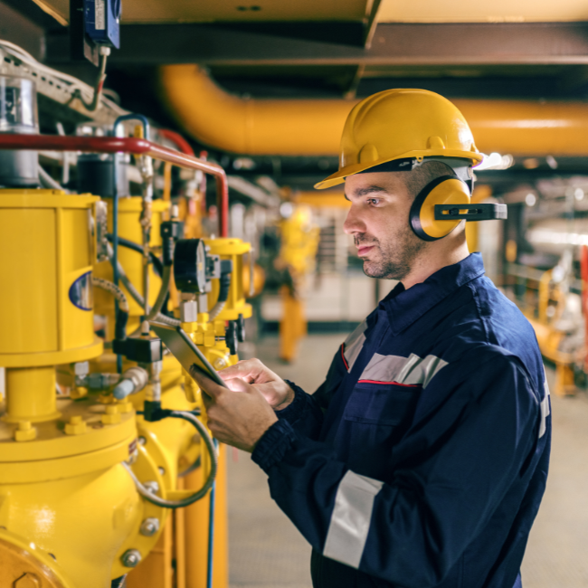 Un technicien de maintenance consulte les données d'intervention sur sa tablette depuis le terrain, grâce à Incoservice, le logiciel de gestion des interventions et de la maintenance d'Incotec.