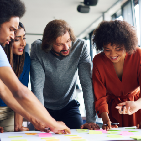 Quatre collaborateurs pilotent le suivi des temps de travail : le logiciel gestion temps de travail et présences Incovar.
