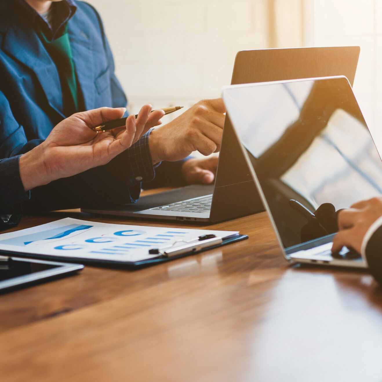 Équipe analysant le planning semaine, le planning travail et l’annualisation du temps de travail avec un logiciel planning.