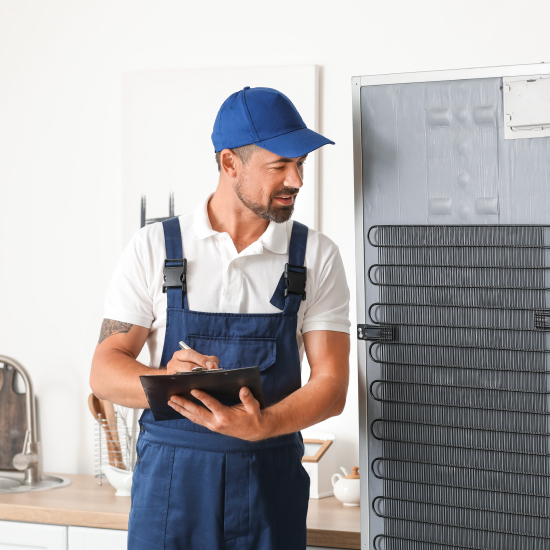 Technicien utilisant un logiciel de gestion des interventions et de maintenance sur tablette