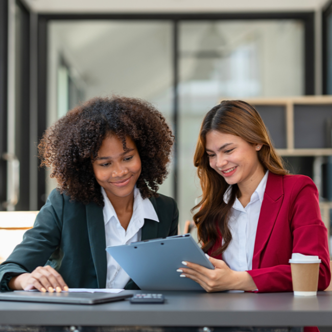 Deux collaboratrices planifiant les horaires et les remplacements sur tablette, illustrant l’organisation des plannings et la gestion des remplacements avec le logiciel Incovar.